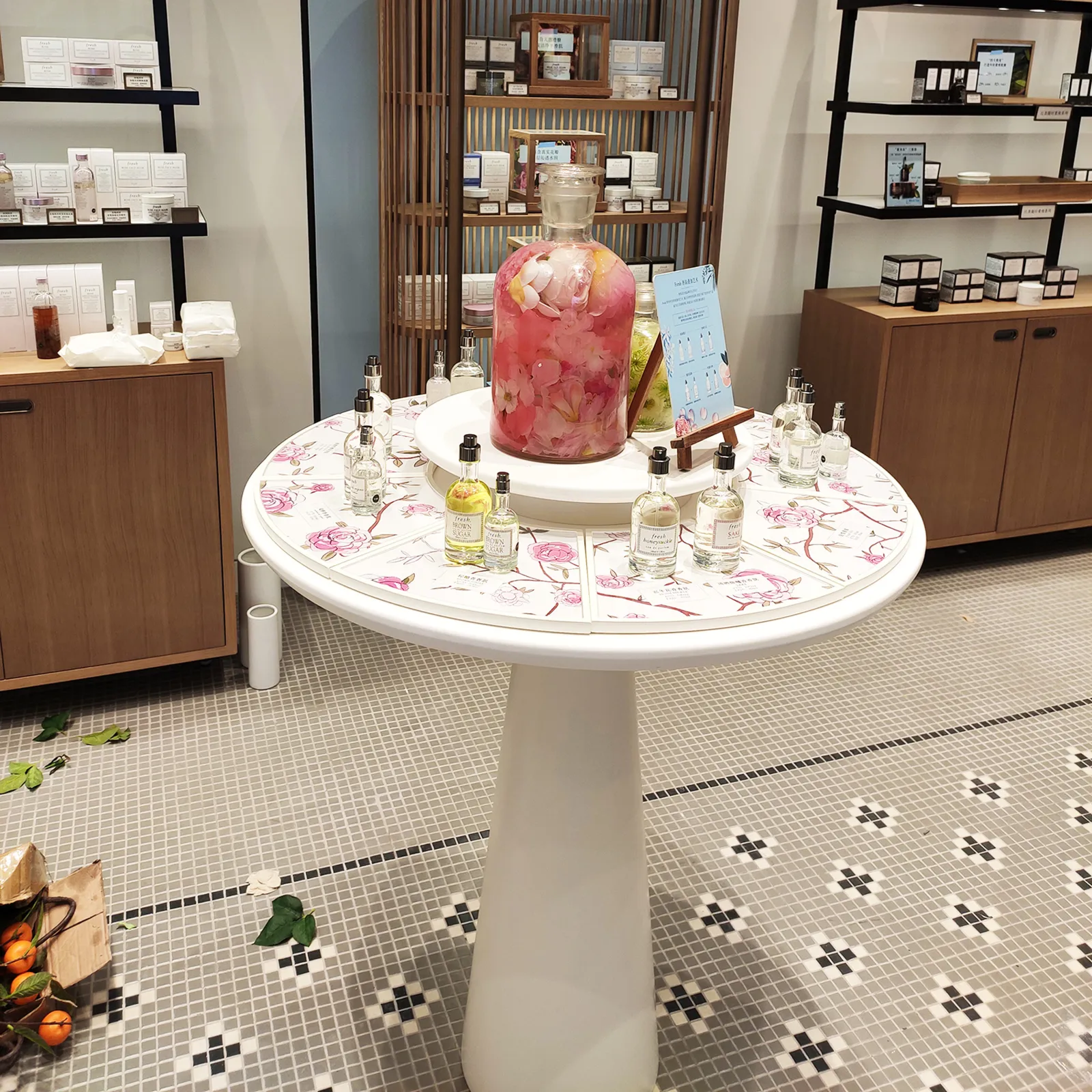 Fresh Fragrance Table in store